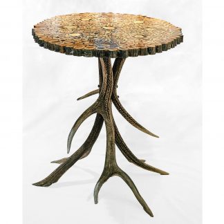 Beistelltisch aus Geweihelementen, Das Tischbeingestell ist aus Geweihstangen gefertigt und die Tischplatte besteht aus Geweihscheiben die miteinander verklebt wurden.