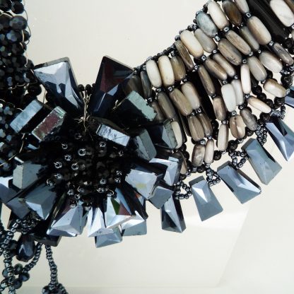 Collier aus schwarzem Kalkstein und schwarzen Swarovski Perlen