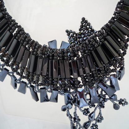 Collier aus schwarzem Kalkstein und schwarzen Swarovski Perlen