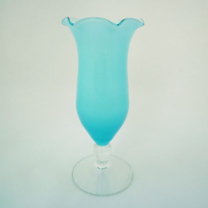 Vase aus azurblauem Überfangglas