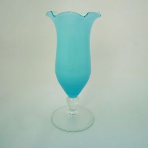 Vase aus azurblauem Überfangglas