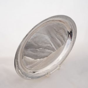ovales Silbertablett mit gehämmertem Rand